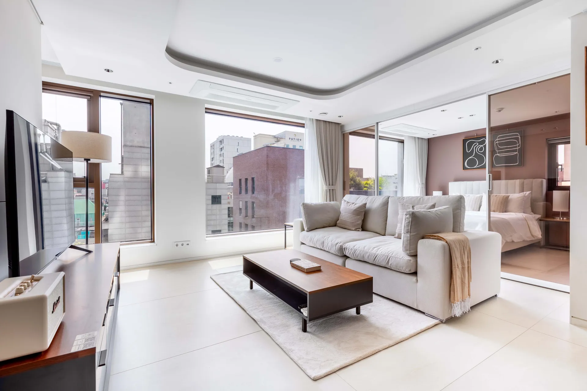 One-Bedroom Home between Cheongdam & Gangnam Station - 1