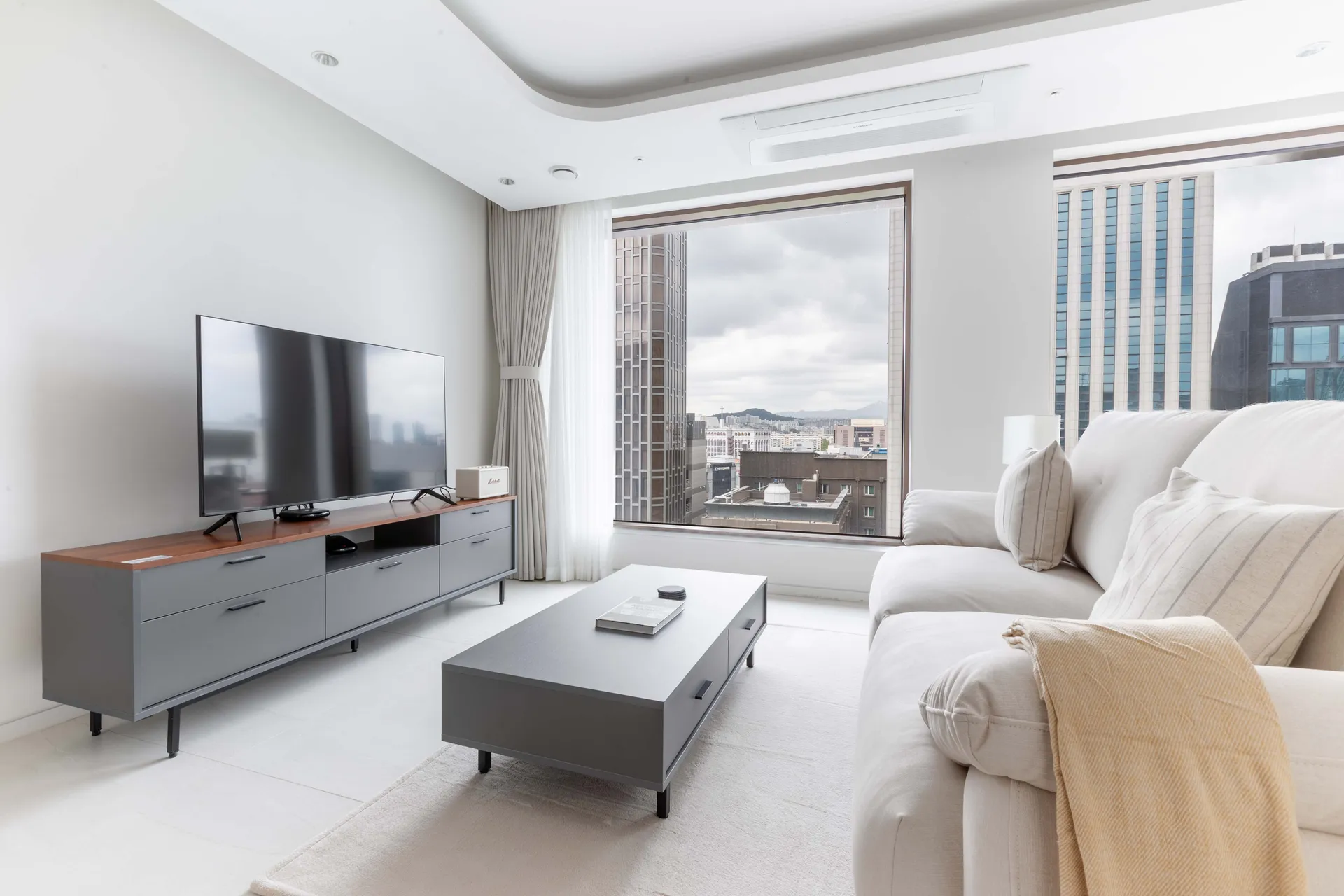 One-Bedroom Home between Cheongdam & Gangnam Station - 1