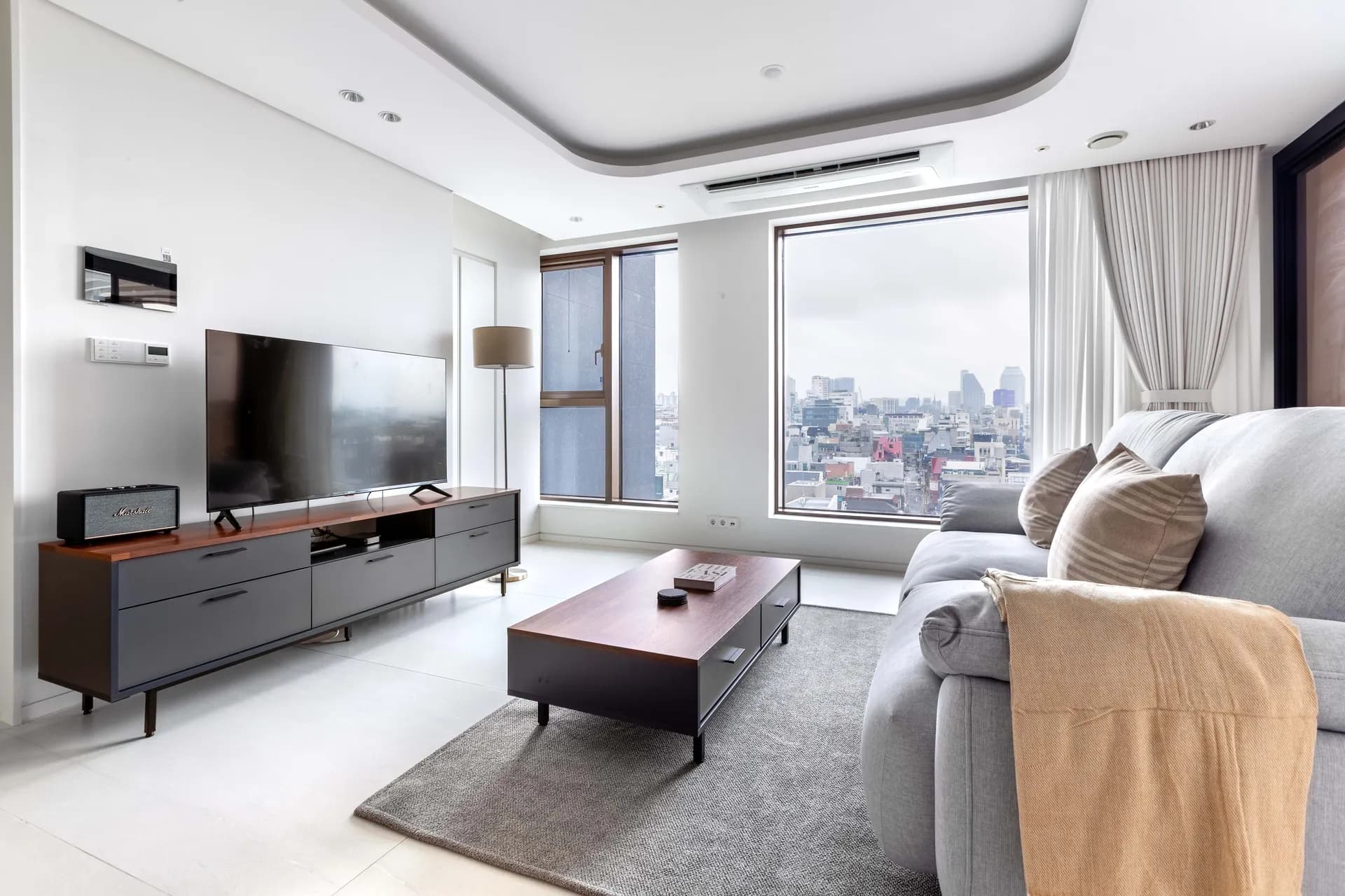 High-Floor One-Bedroom Home between Cheongdam & Gangnam Station - 1