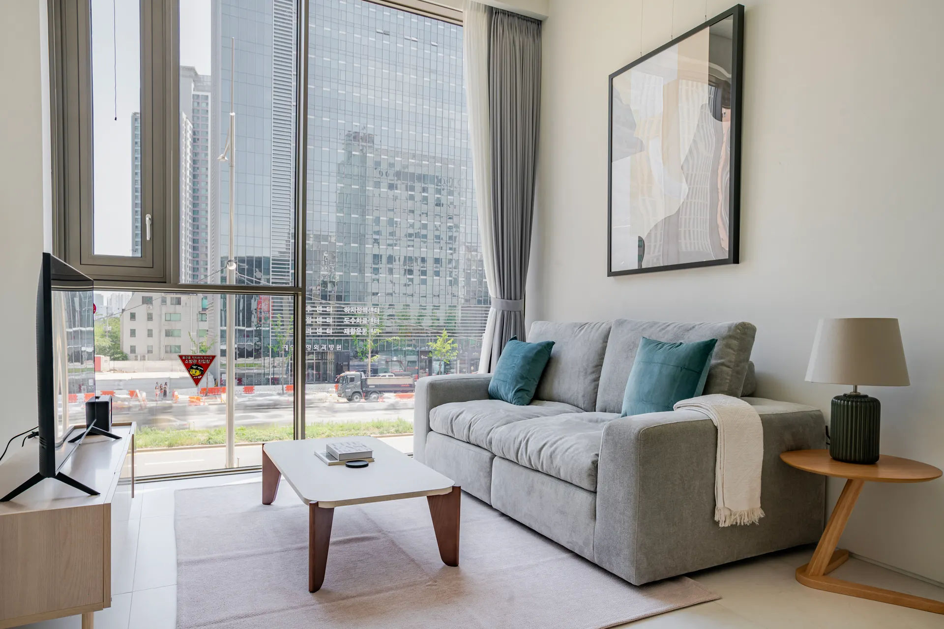 Spacious One-Bedroom Home in Cheongdam-dong - 1