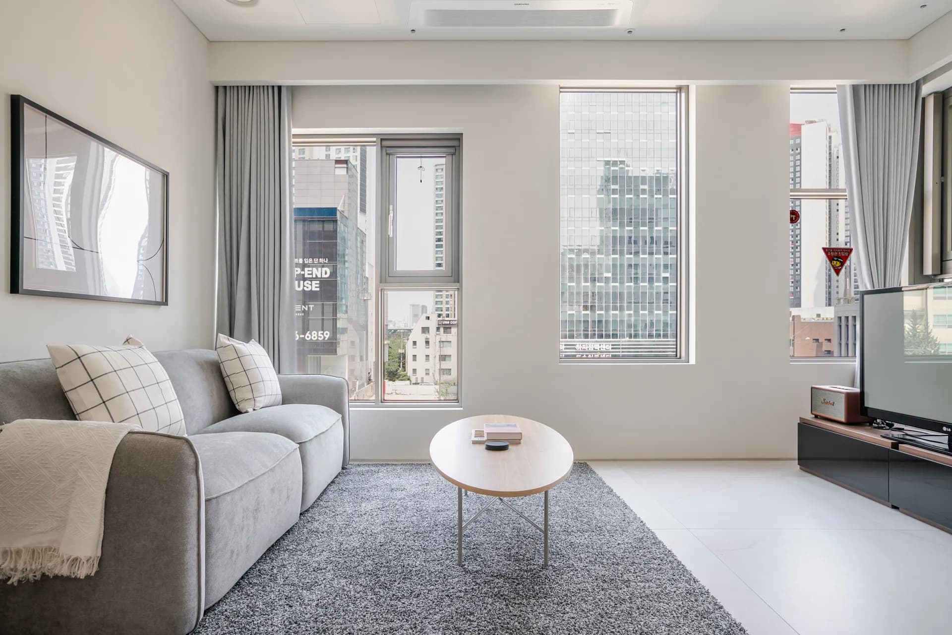 Spacious Two-Bedroom Home in Cheongdam-dong - 1