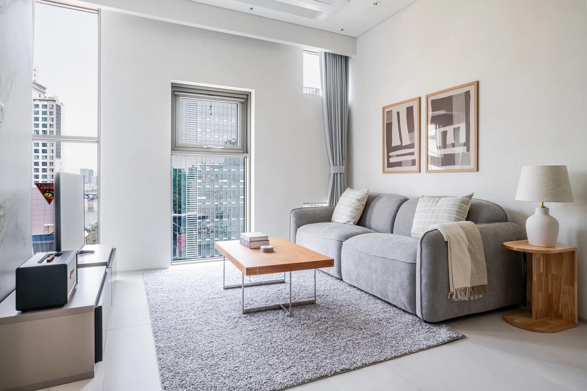 High-Floor Spacious One-Bedroom Home in Cheongdam-dong - 1