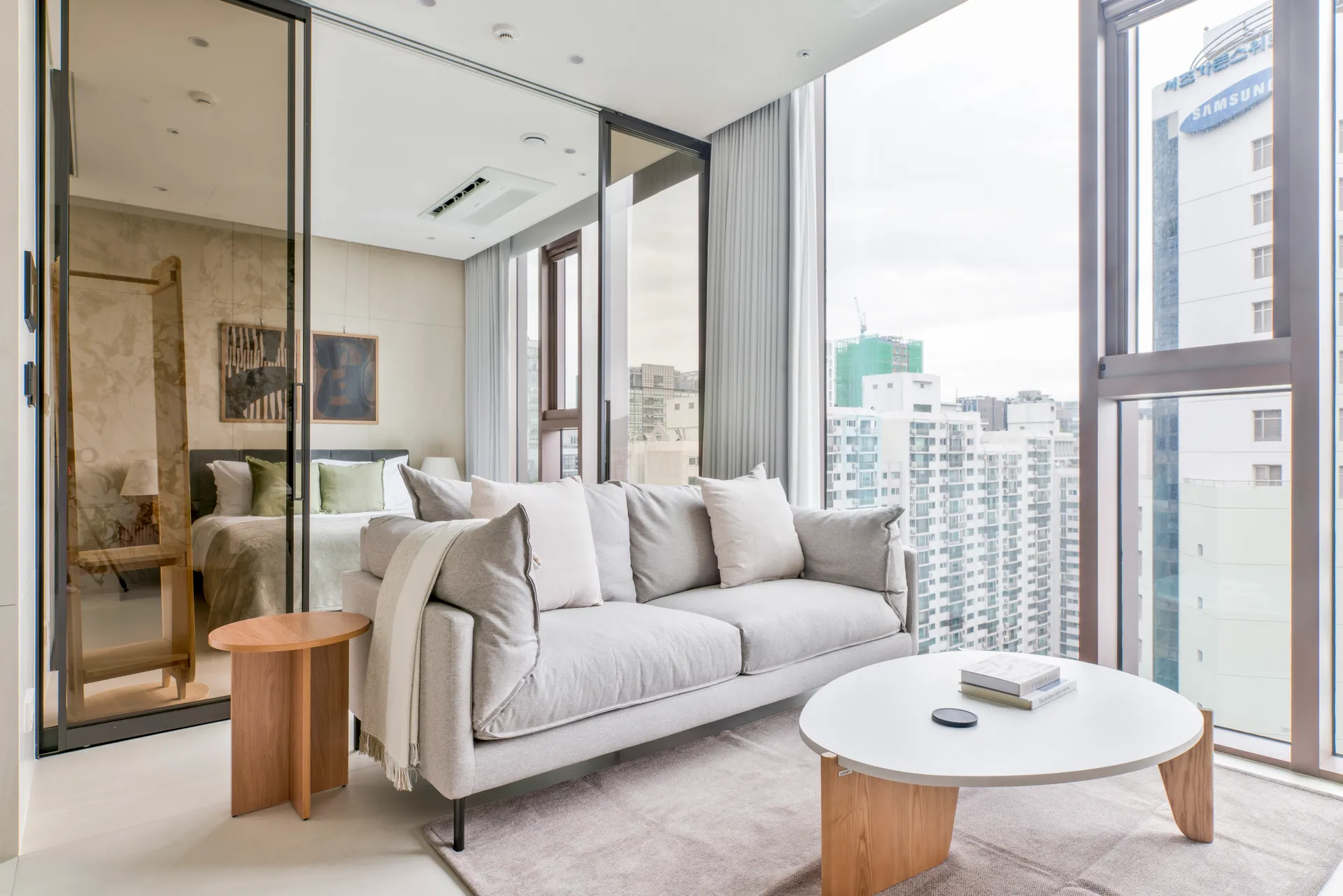 High-Floor One-Bedroom Home near Gangnam - 1