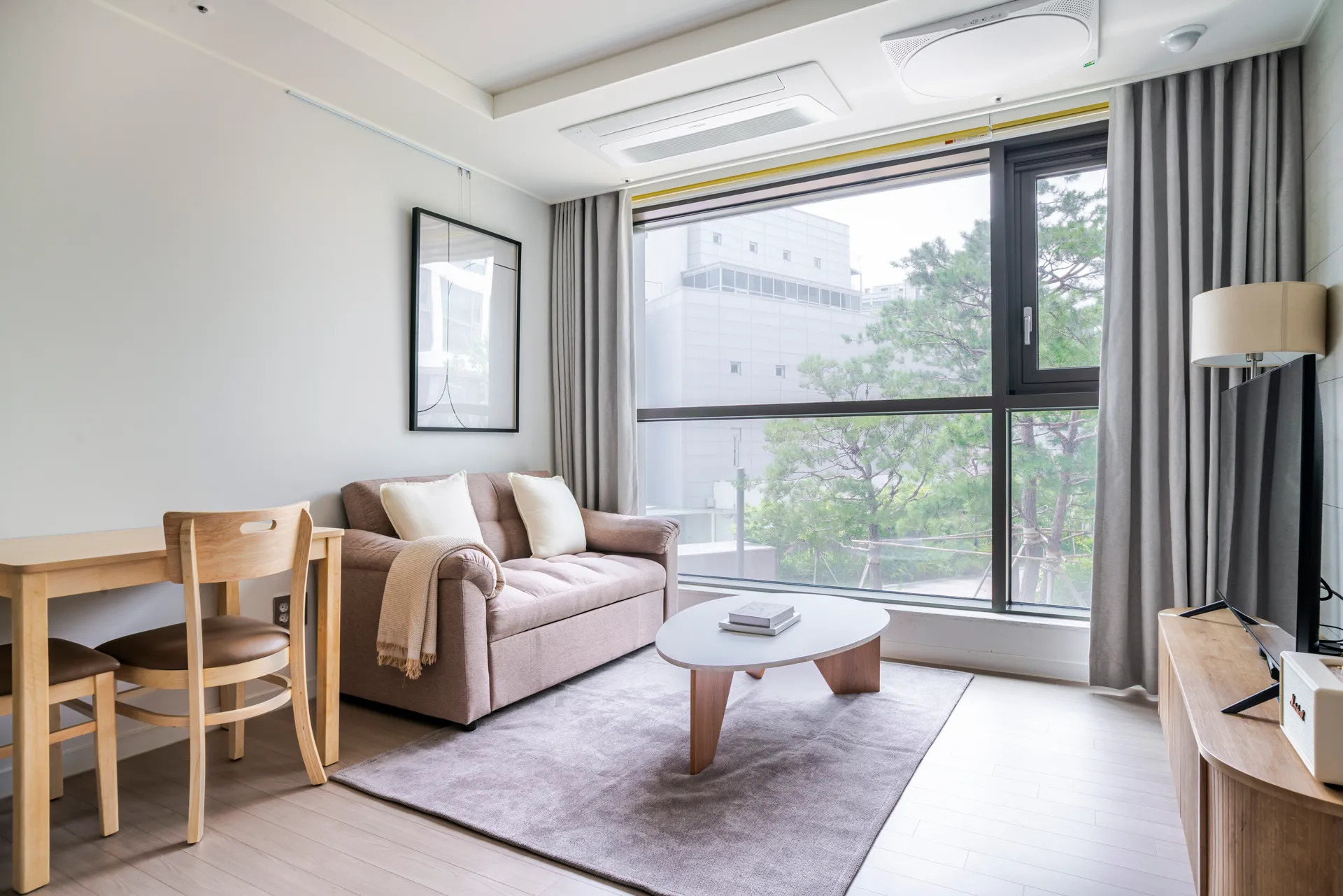 One-Bedroom Home near Myeongdong & Chungmuro - 1