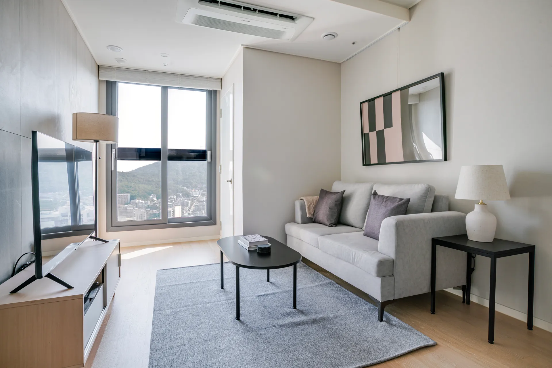 High-Floor One-Bedroom Home in Euljiro - 1