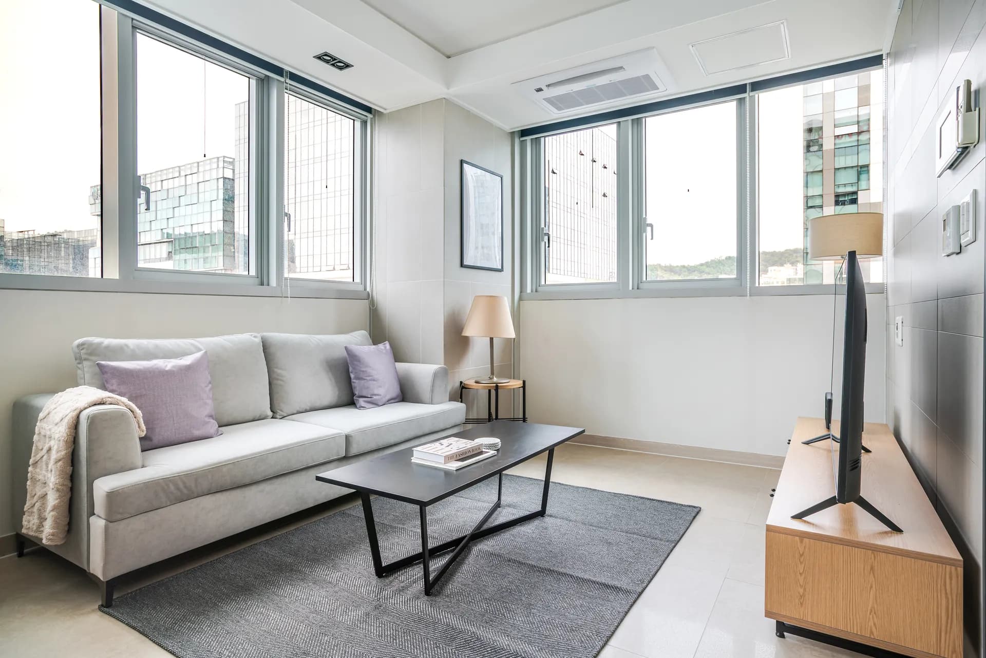 High-Floor One-Bedroom Home in Sangam-dong - 1