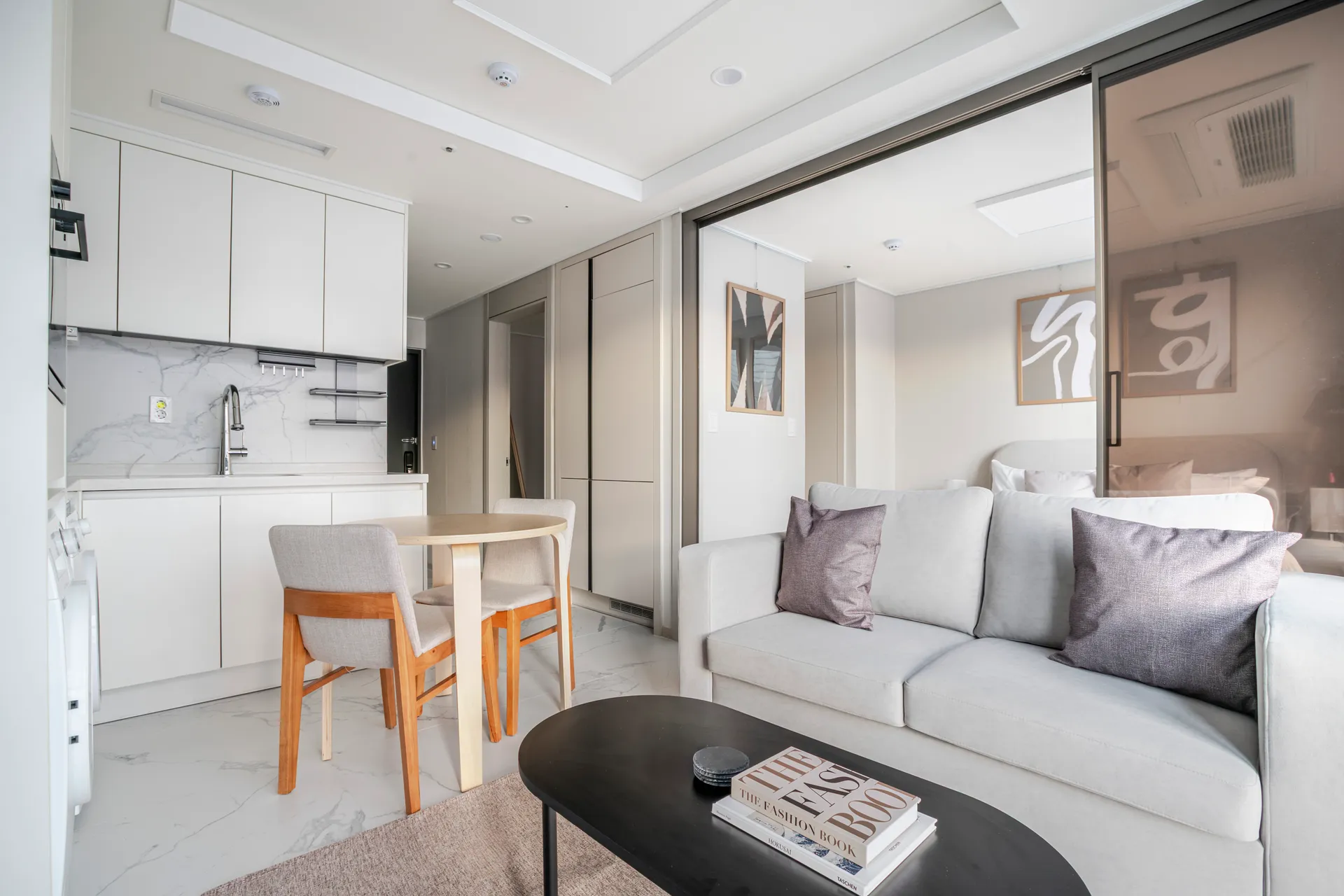 High-Floor Compact One-Bedroom Home near Myeongdong - 1