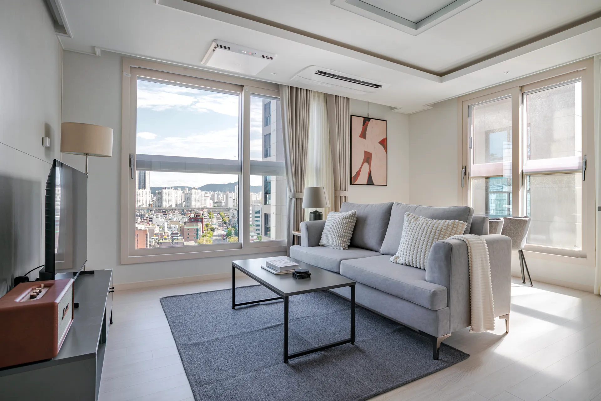 High-Floor Two-Bedroom Home in Dongdaemun - 1