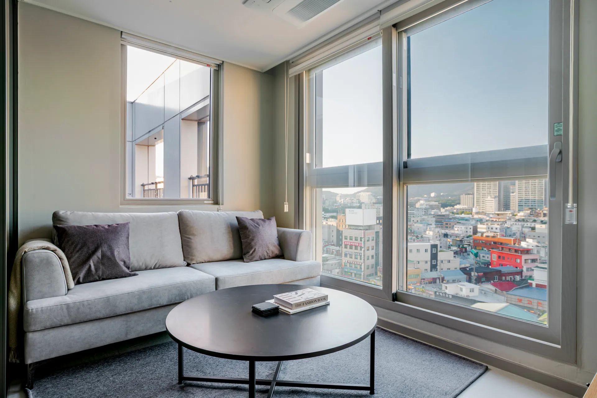 High-Floor Two-Bedroom Home near Gwangjang Market & Dongdaemun - 1