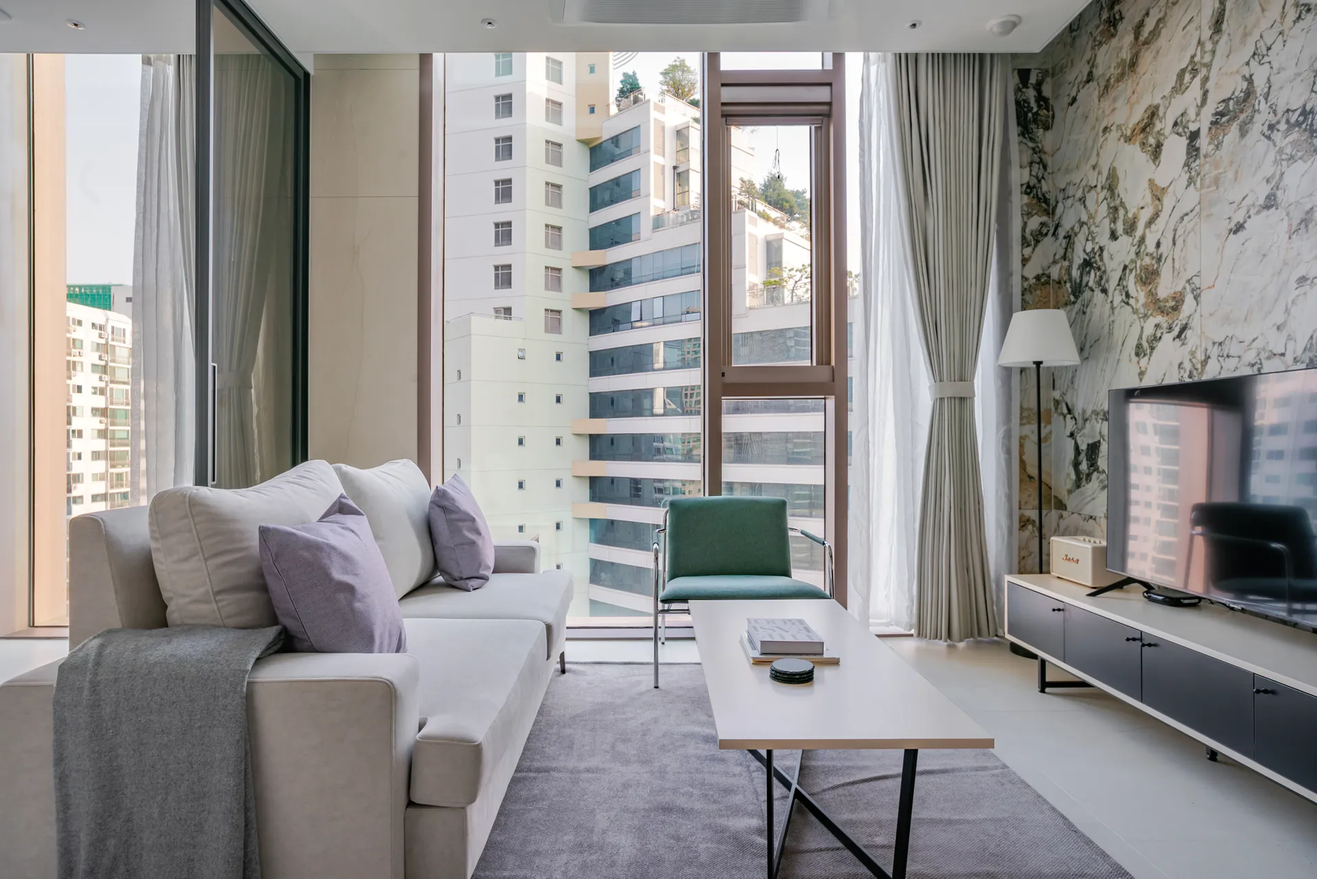 High-Floor One-Bedroom Home near Gangnam - 1