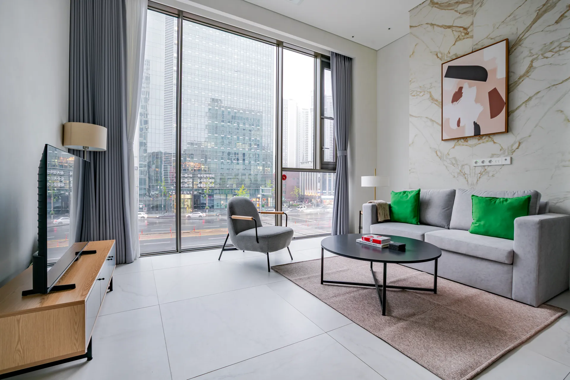 Spacious Two-Bedroom Home in Cheongdam-dong - 1