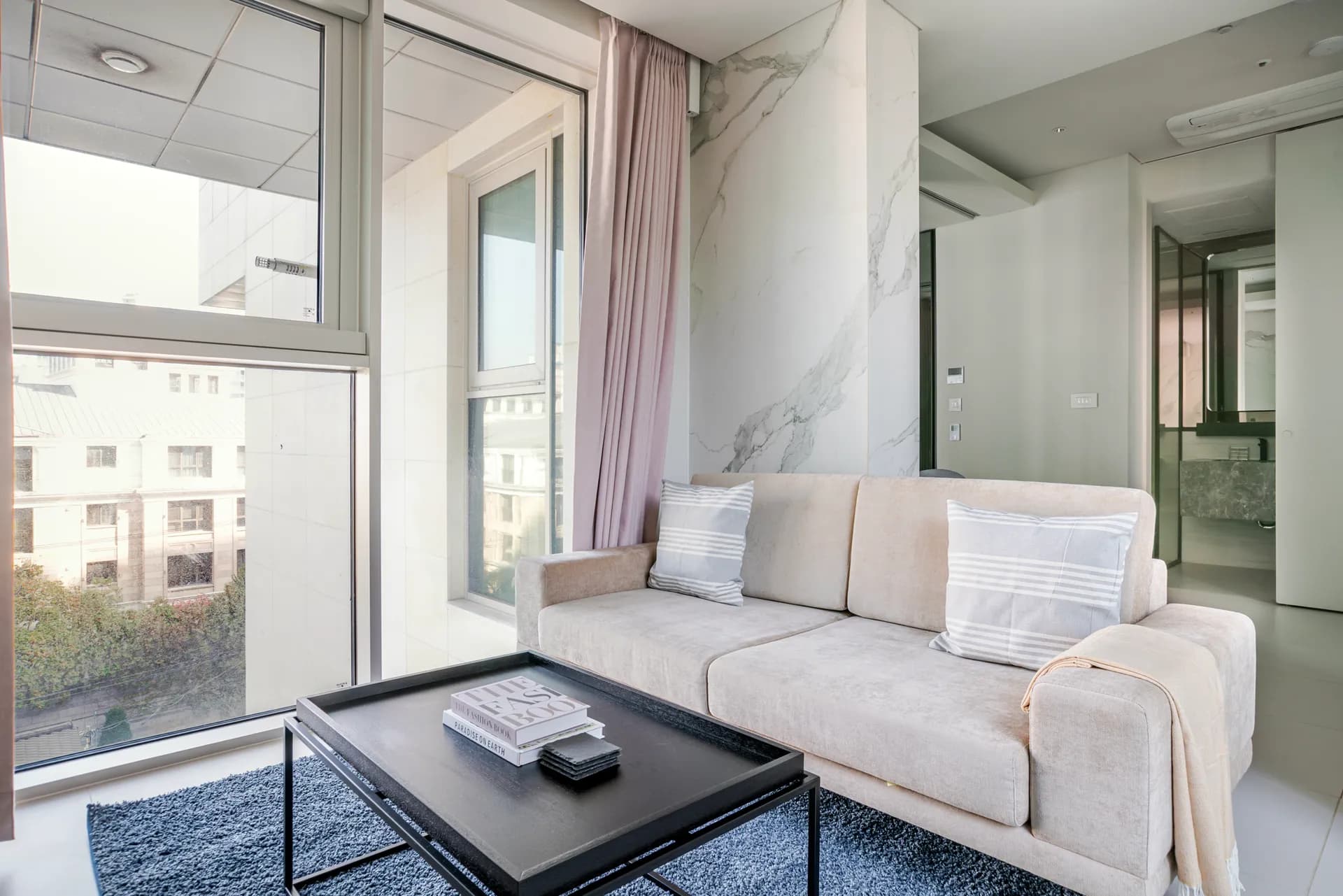 One-Bedroom Home between Cheongdam & Gangnam Station - 1