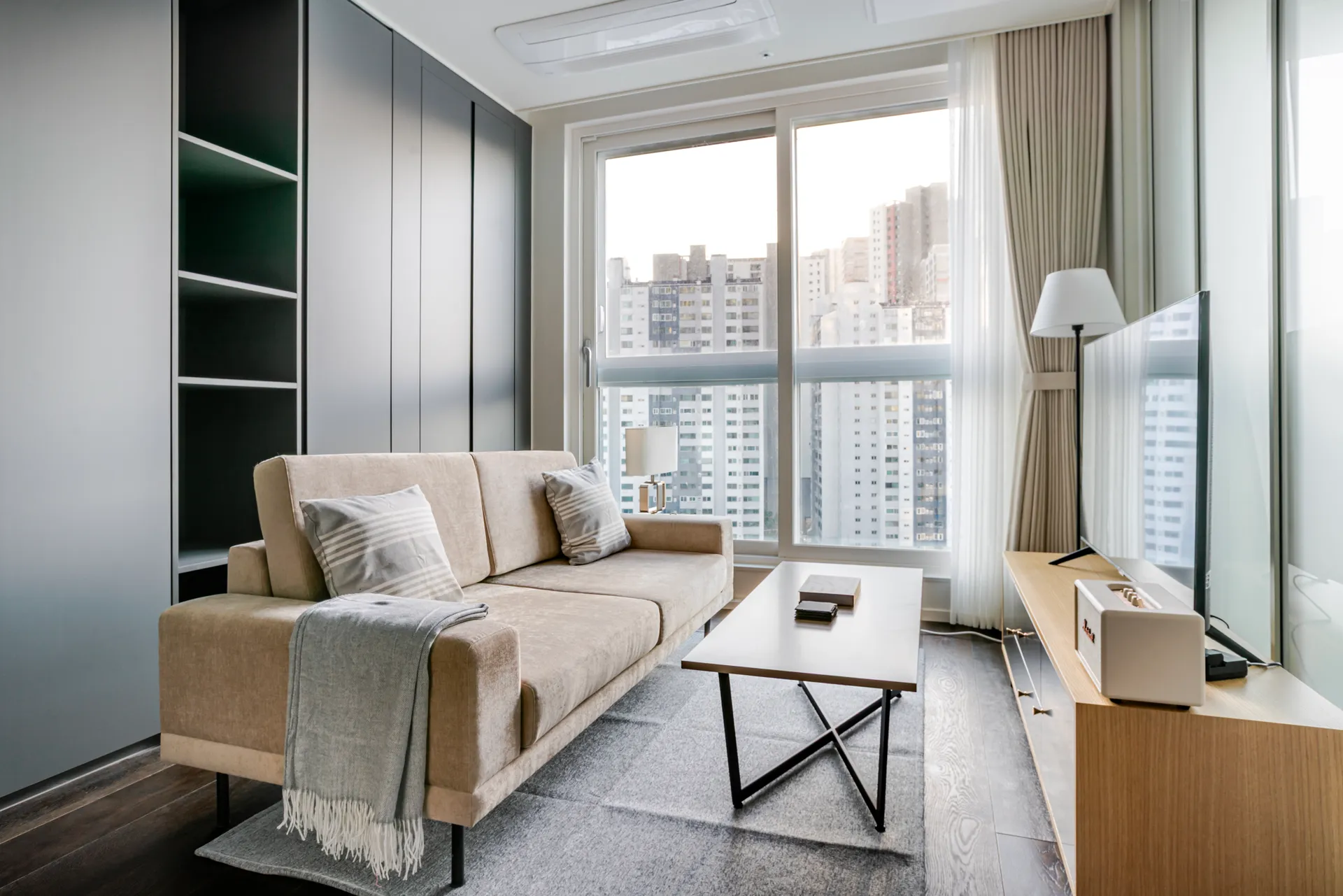 One-Bedroom Home near Sinchon Station - 1