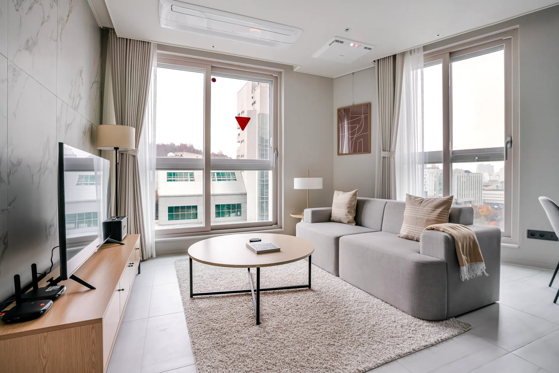 One-Bedroom Home near Sinchon Station - 1