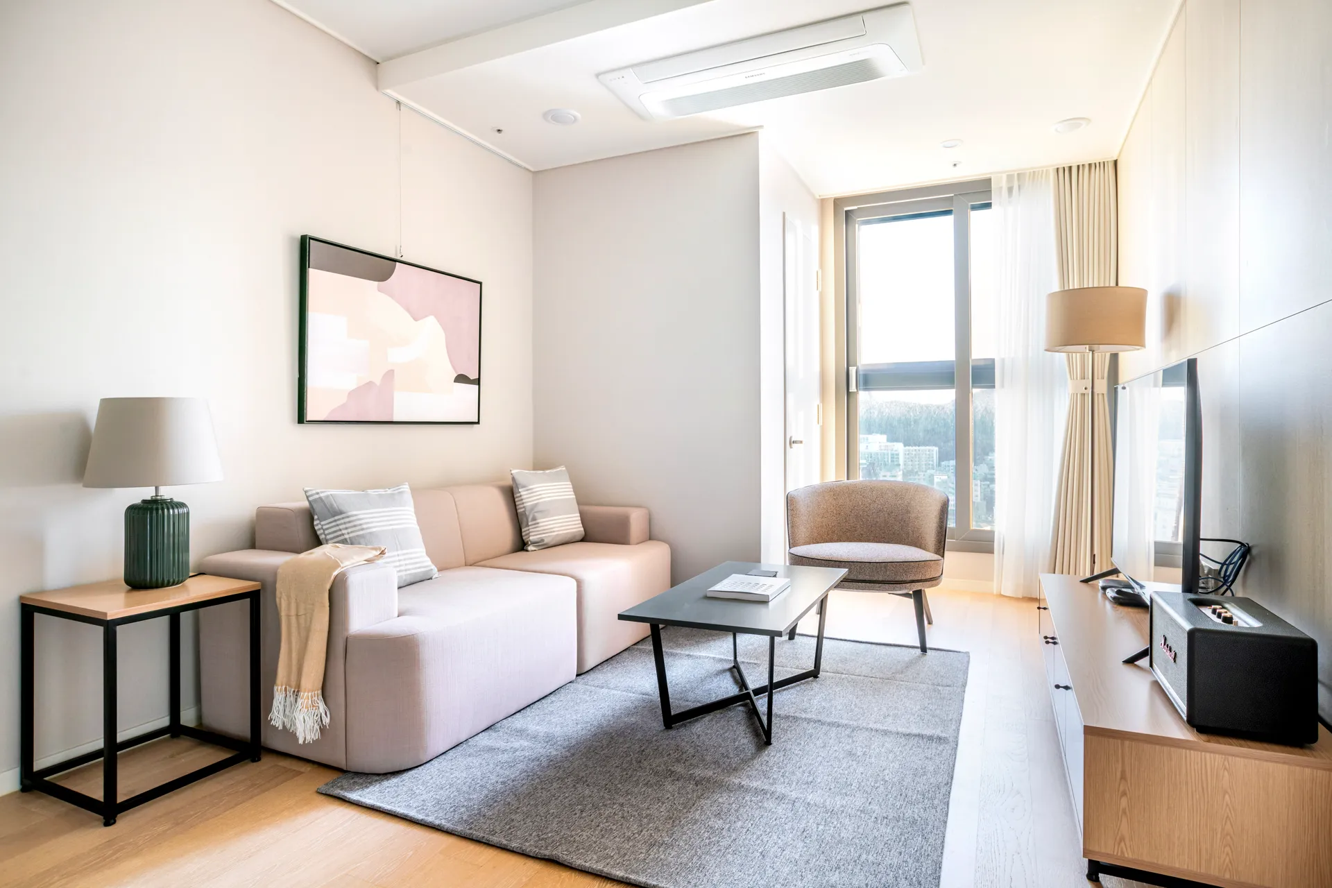 High-Floor One-Bedroom Home in Euljiro - 1