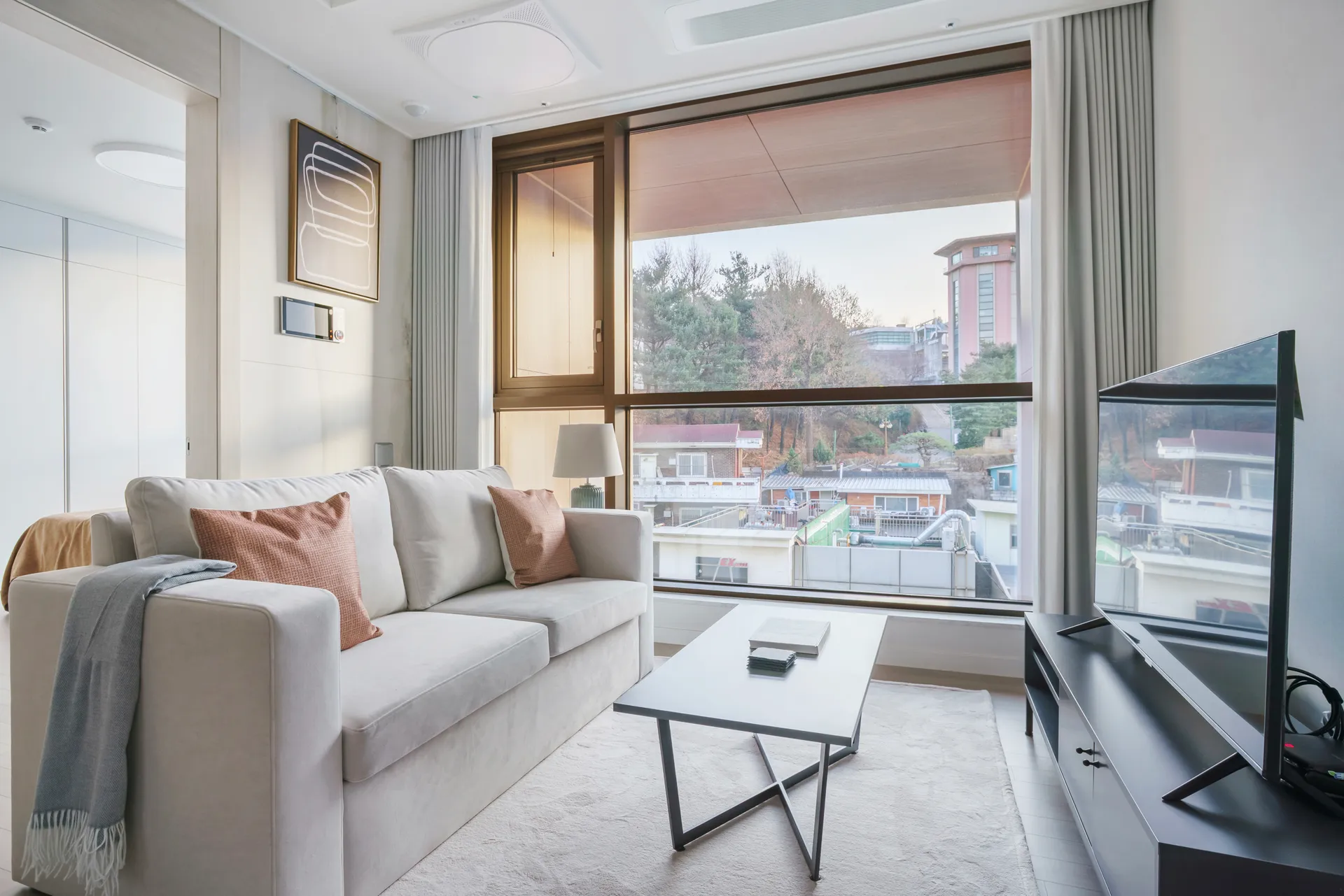 One-Bedroom Home near Myeongdong & Chungmuro - 1