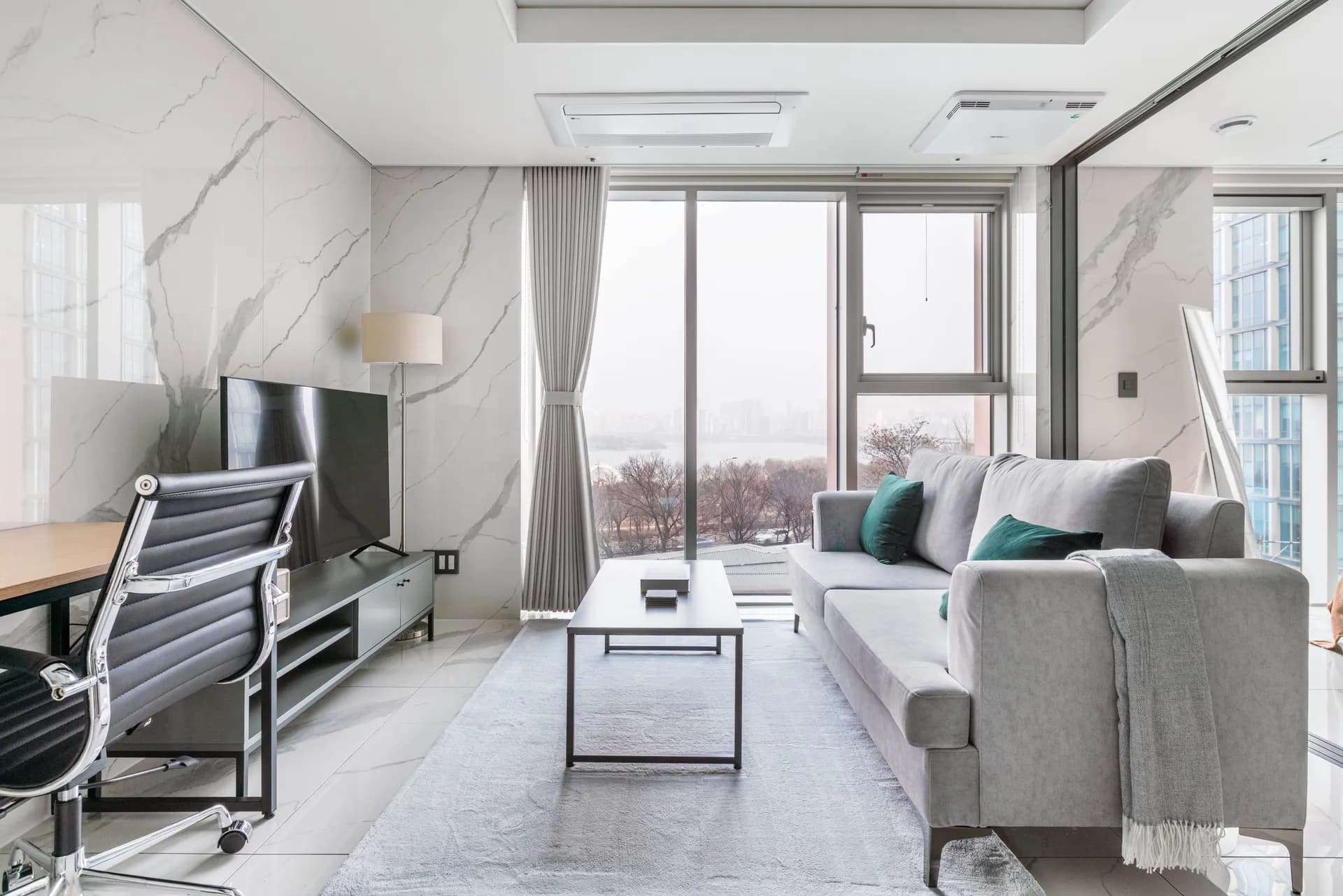One-Bedroom Home by the Han River in Yeouido - 1