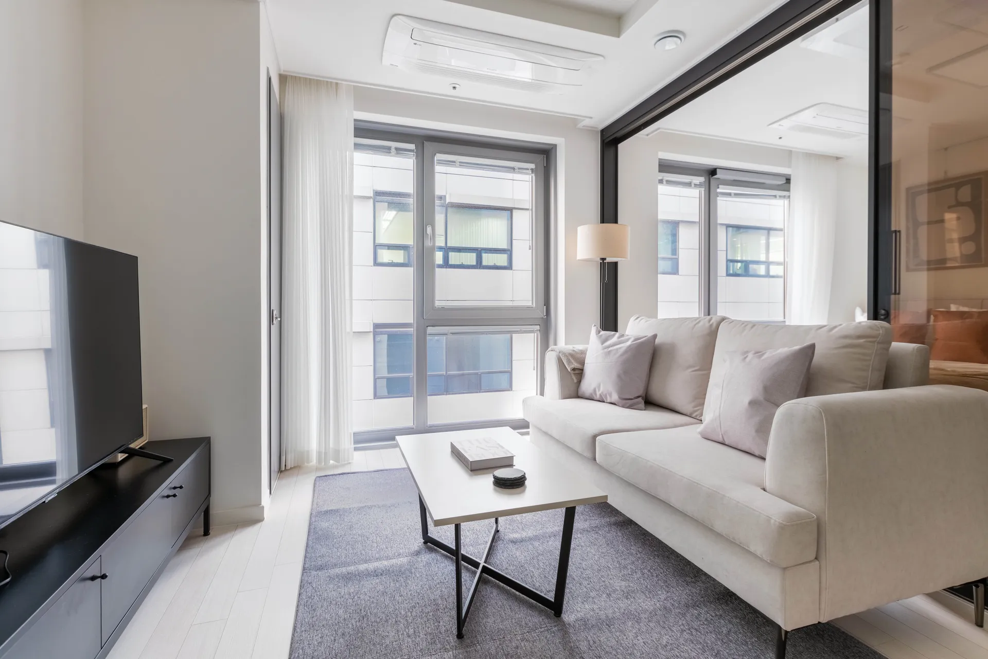 One-Bedroom Home by the Han River in Yeouido - 1