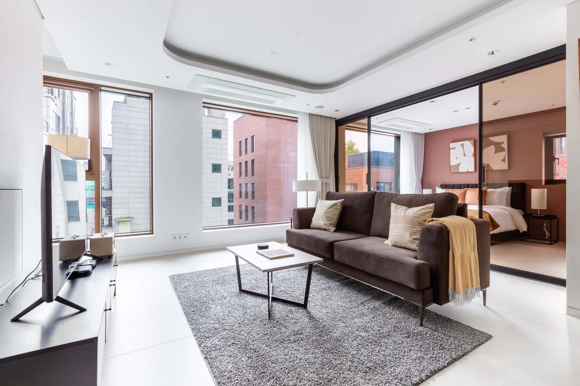 One-Bedroom Home between Cheongdam & Gangnam Station - 1