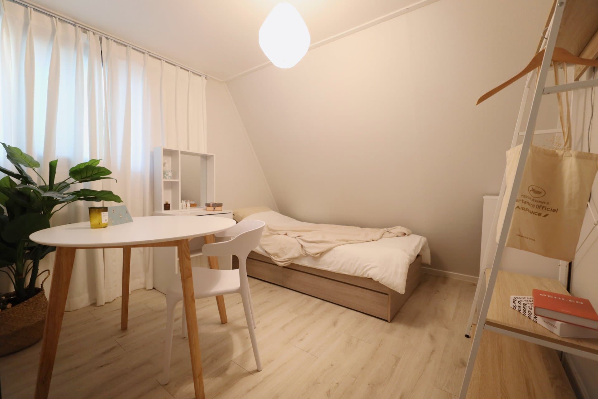 405 Shared House Furnished Room (only female)