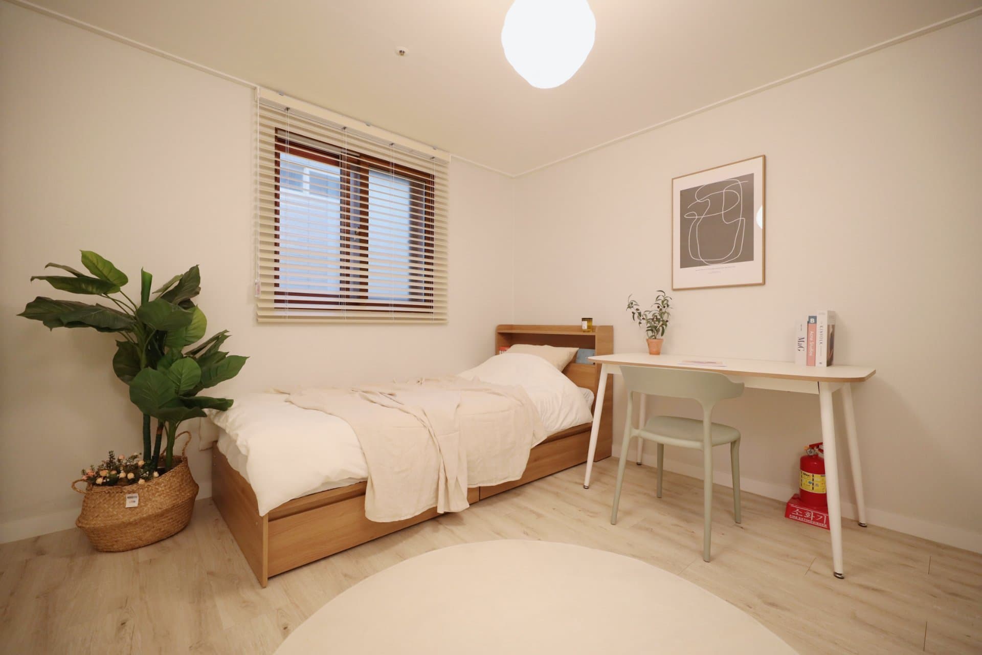 501 Shared House Furnished Room (only female)