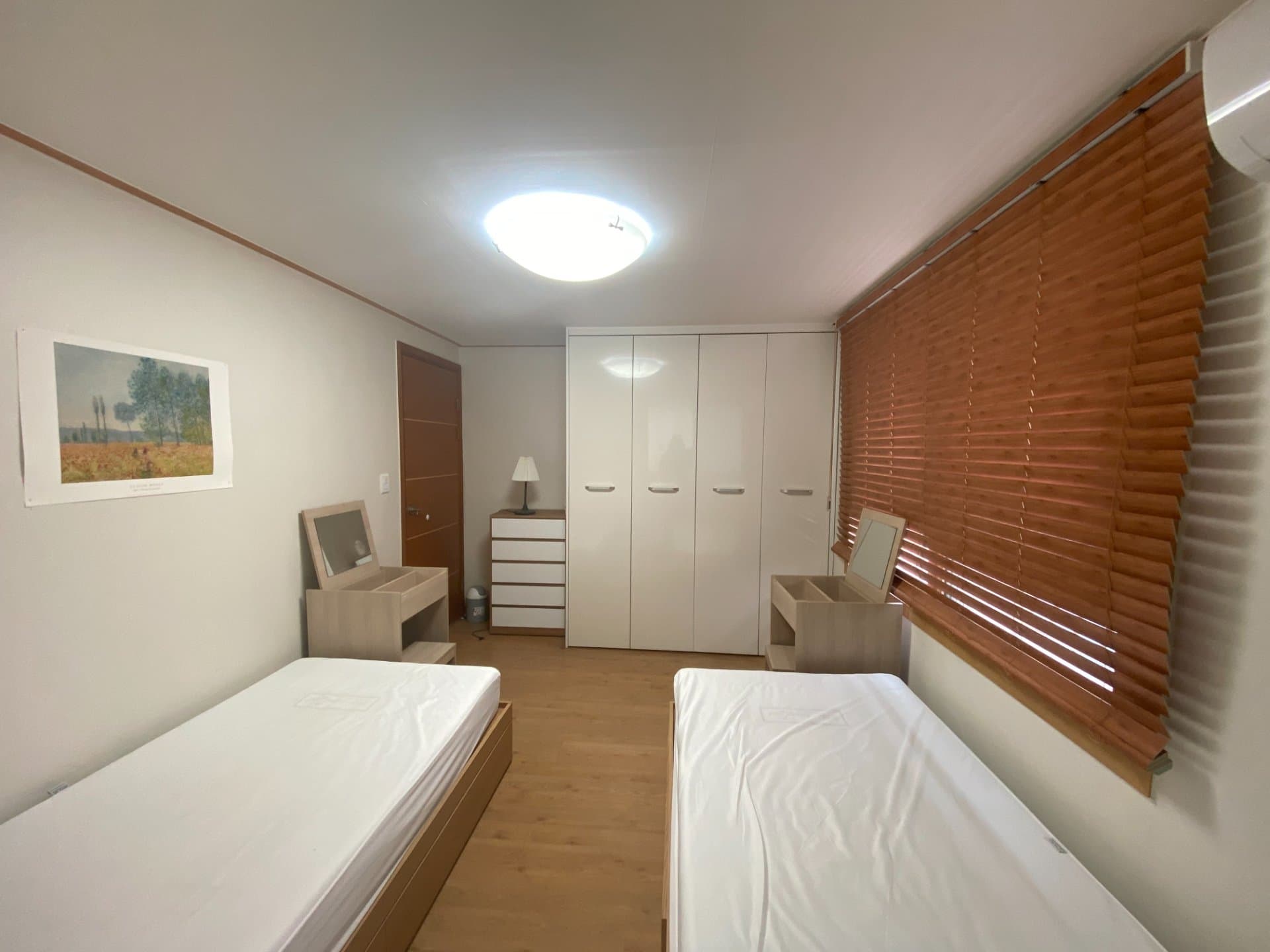 1F2A_B/ 1st floor shared double room - Right section - 1